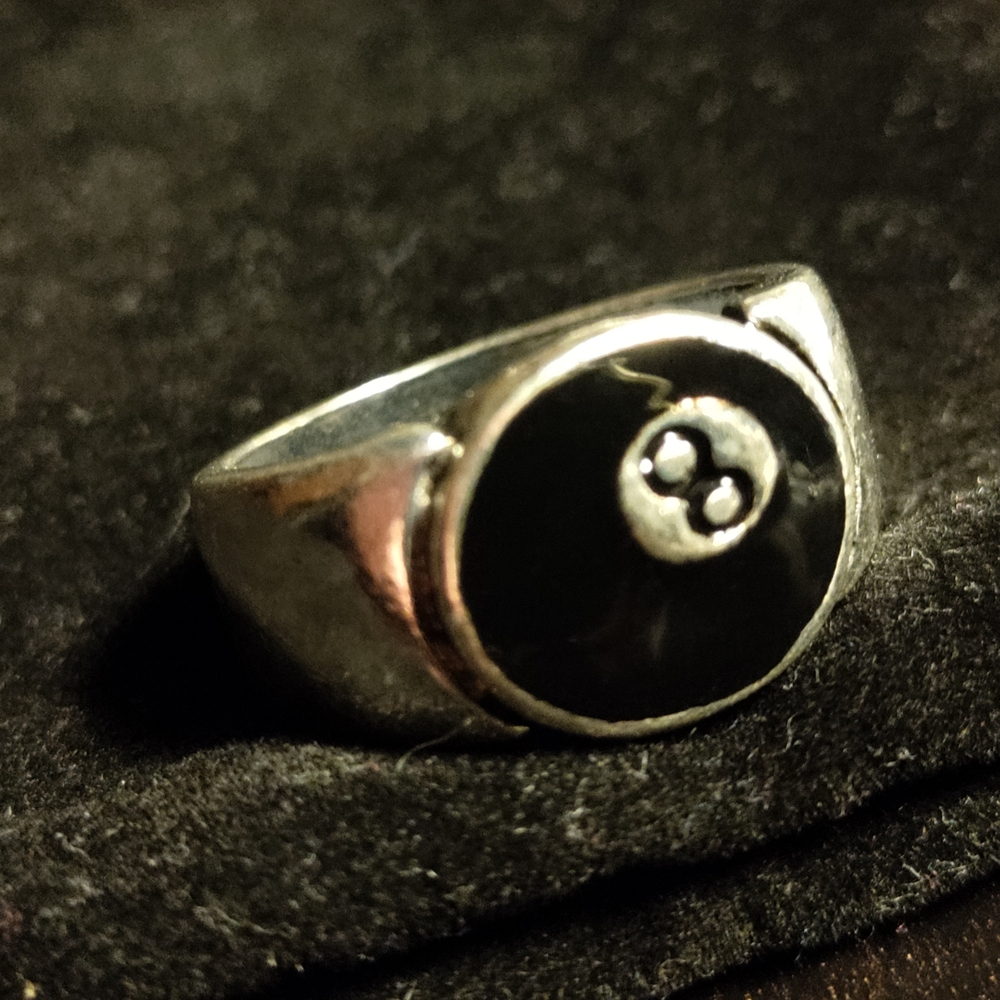🎱NEW Stylish Black and Silver 8 Ball Ring